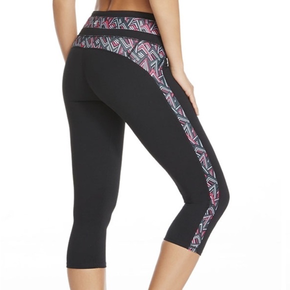 Fabletics PowerHold Capri Leggings Size XS | Black Mini Peak Horizon Print Worko - Picture 6 of 8